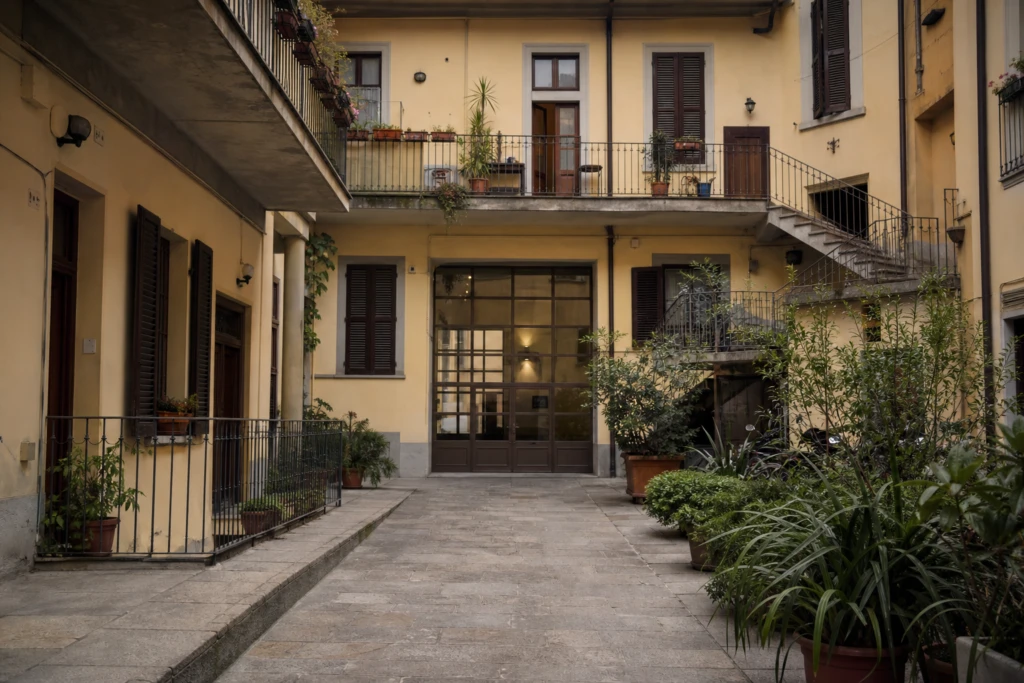 Cortile di un normale condominio italiano con più unità abitative.