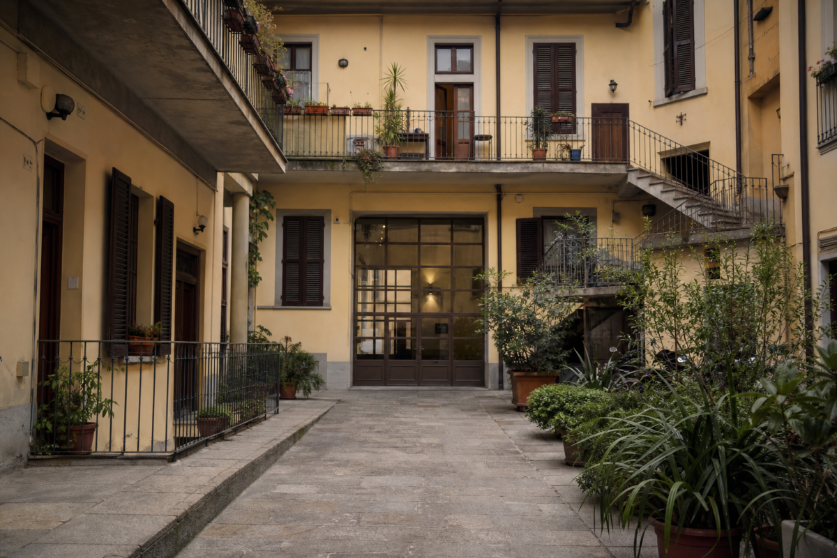 Cortile di un normale condominio italiano con più unità abitative.