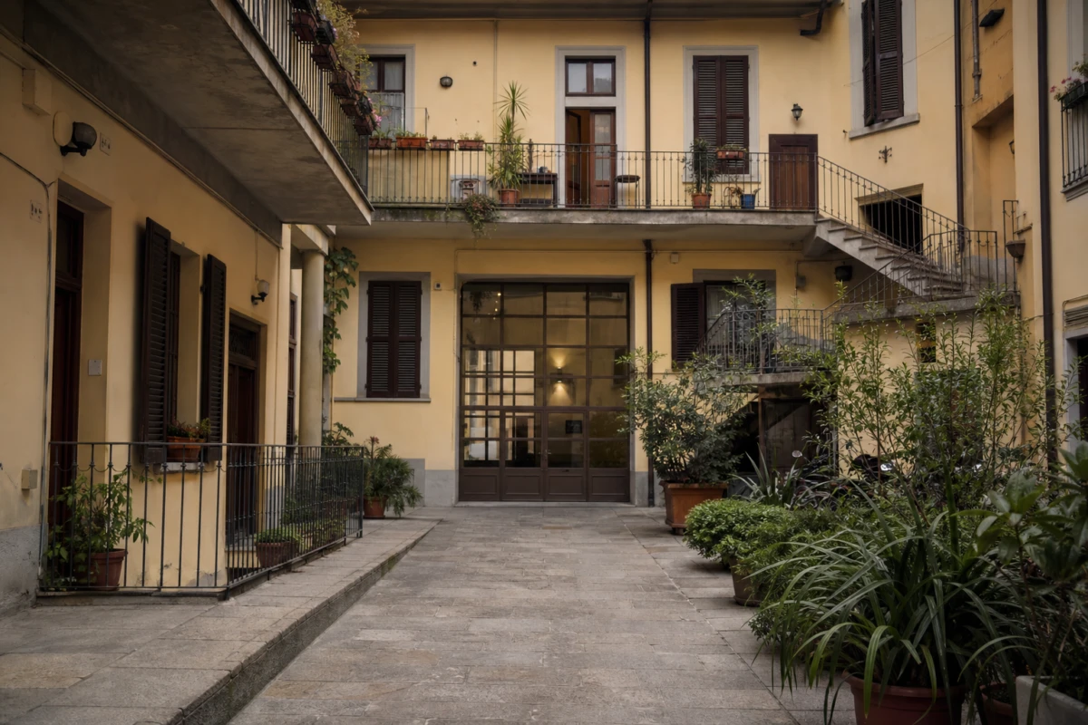 Cortile di un normale condominio italiano con più unità abitative.