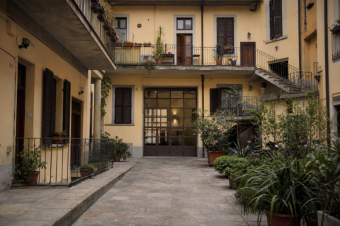 Cortile di un normale condominio italiano con più unità abitative.